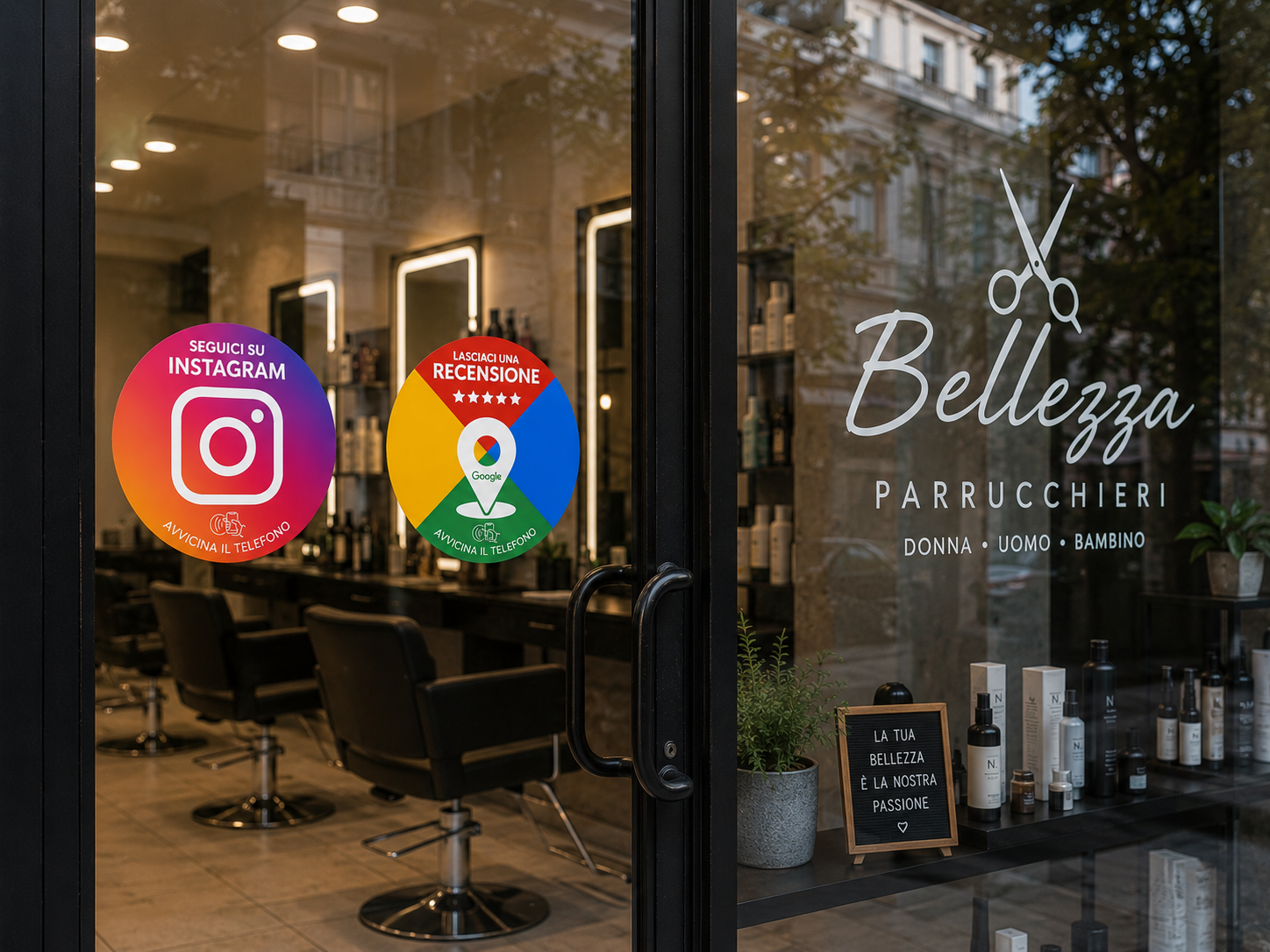 Salone parrucchiere: porta con sticker Instagram e Google Reviews